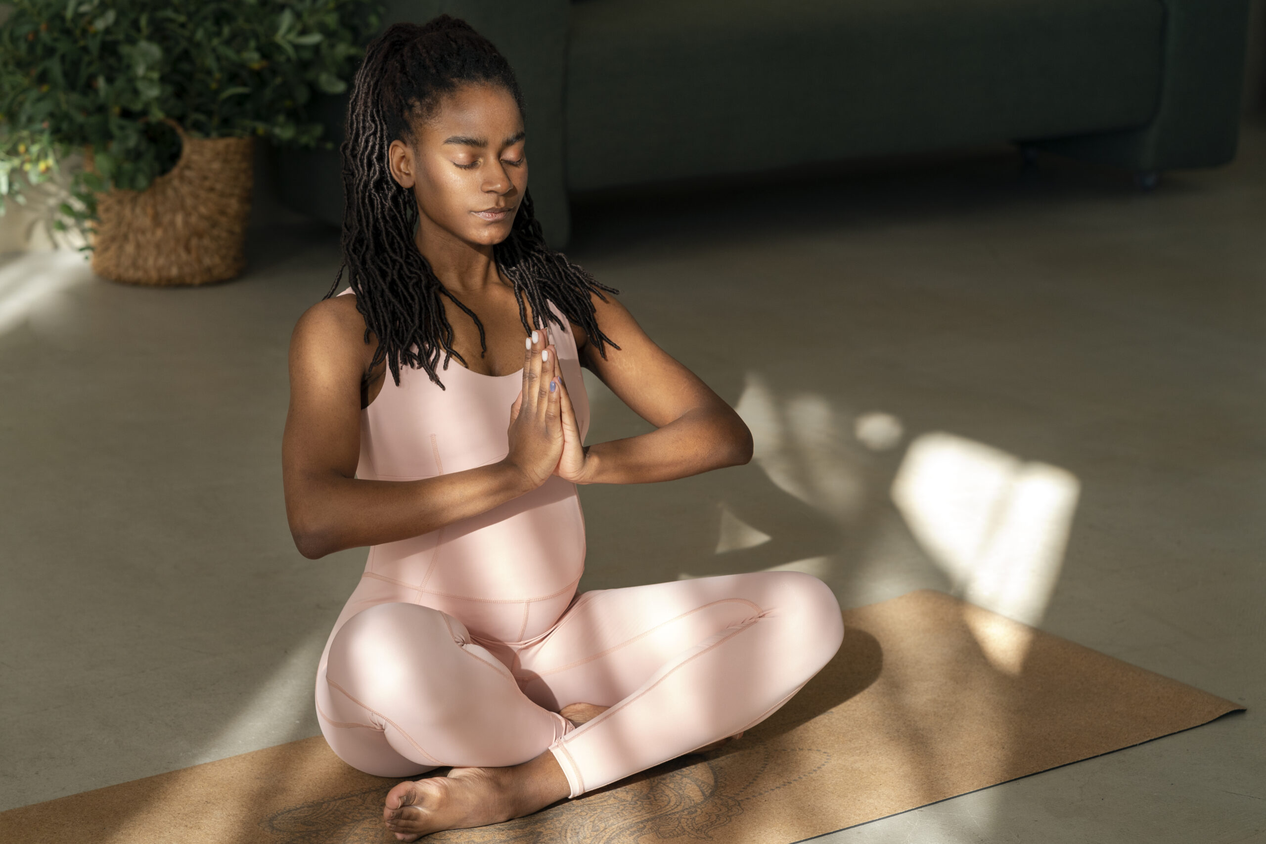 full-shot-pregnant-woman-meditating